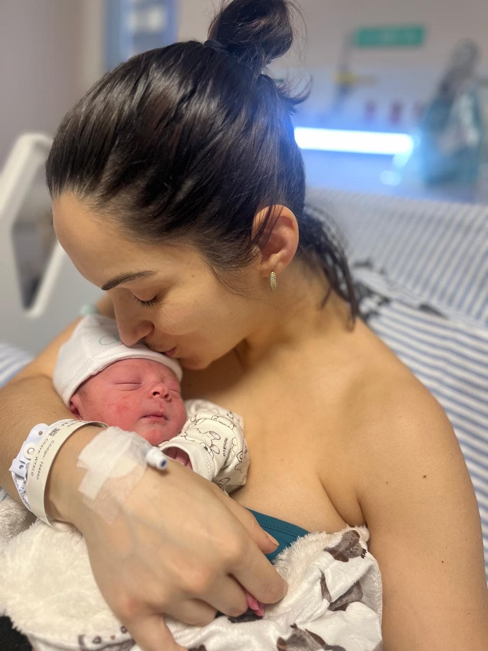 Augusto recém-nascido com a mamãe